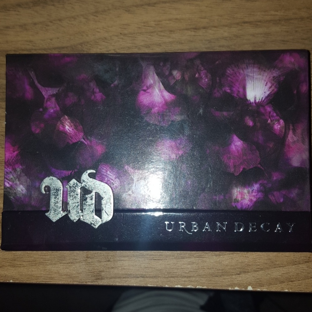 Brand New URBAN DECAY eyeshadow palette